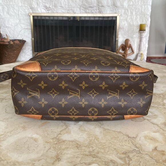 Authentic Louis Vuitton Monogram Danube GM Unisex Shoulder Crossbody Bag - Picture 7 of 16